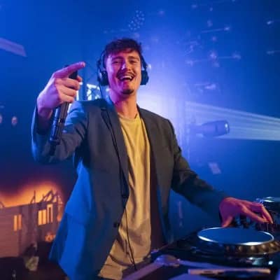 DJ im Clublicht, Schwarz-Weiß